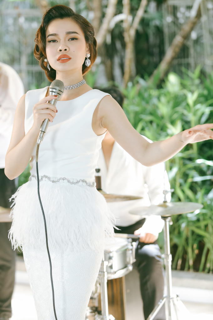  Giang Hồng Ngọc đã chọn cách hát acoustic, đơn giản đầy cảm xúc thể hiện bài hát này.