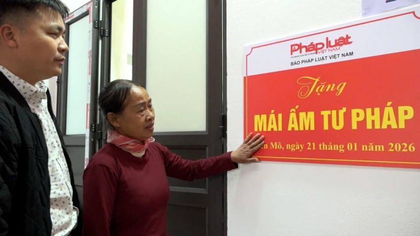 Bà Đinh Thị Nhẫn xúc động được nhận căn nhà từ chương trinh “Mái ấm Tư pháp” của Báo Pháp luật Việt Nam.