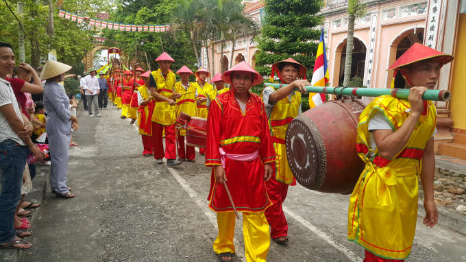Hàng nghìn người dân, du khách thập phương xa gần về tham gia lễ rước kiệu mừng đại lễ Phật đản.