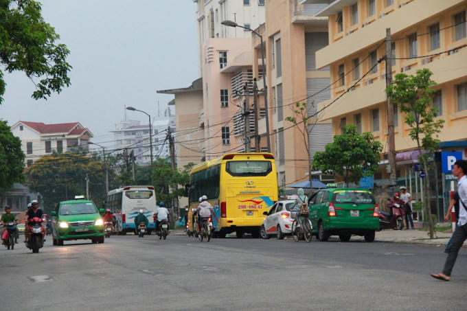 Rất nhiều xe xếp hàng dài đón, trả khách ở góc đường Đội Cung.