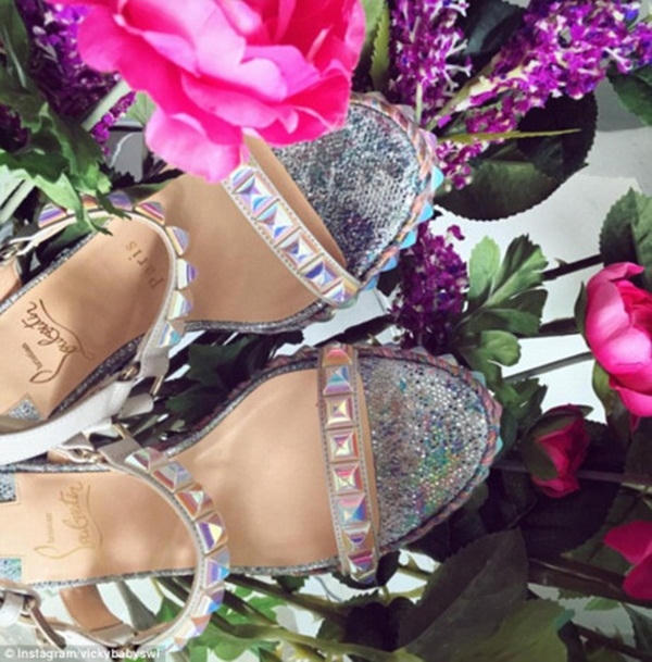 Vickybabyswl lại có sở thích với những đôi giày Louboutin.