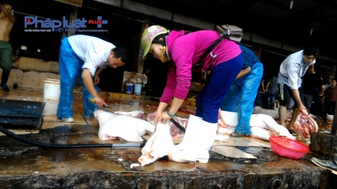 Hình ảnh giết mổ lợn ngay trên sàn nhà với phân, lông, nước tiểu được phóng viên ghi lại.