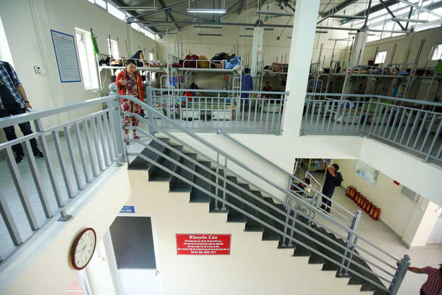 Các giường tầng được bố trí trong một khu nhà hai tầng khá thoáng mát.