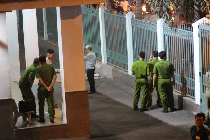 Công an khám nghiệm hiện trường.