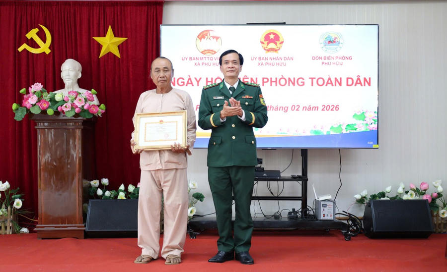 Ông Nguyễn Văn Hái (người dân có uy tín xã Phú Hữu) nhận giấy khen của Ban Chỉ huy Bộ đội Biên phòng tỉnh.