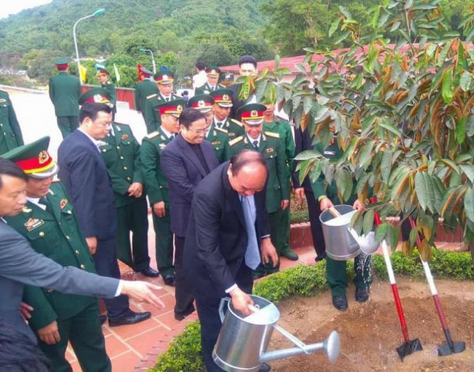 Thủ tướng Nguyễn Xuân Phúc trồng cây lưu niệm cùng các cán bộ chiến sỹ Lữ Đoàn 242.