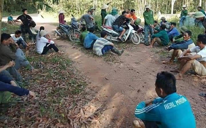 Hiện trường vụ án mạng tập trung rất đông người dân hiếu kỳ đến xem.