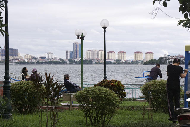 Theo dự báo mấy ngày trước, Hà Nội sẽ có mưa trong vài ngày. Tuy nhiên, do diễn biến áp thấp nhiệt đới và đợt không khí lạnh thuận lợi, Hà Nội đã tạnh ráo và có nắng từ sáng 17/10.