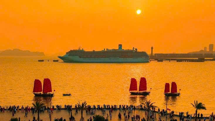 Sự xuất hiện của những chiếc siêu du thuyền và thuyền buồm ba vách đã thu hút đông đảo người dân, du khách đến khu vực Vinhomes Bến Đoan tham quan, check-in mỗi ngày.