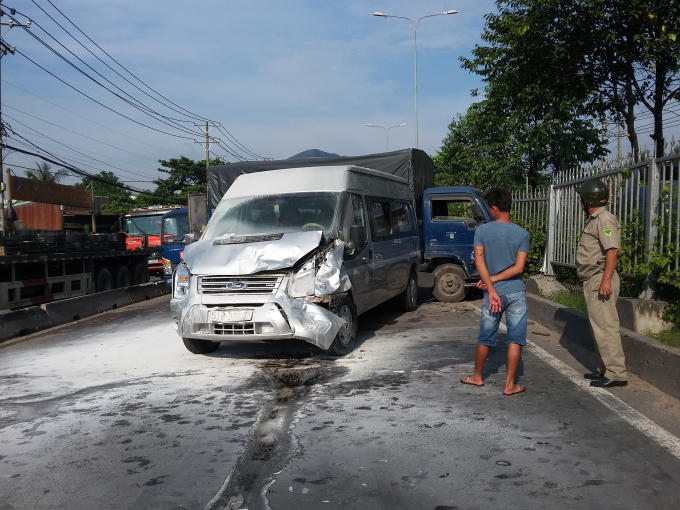 Đầu xe khách bốc cháy sau va chạm.