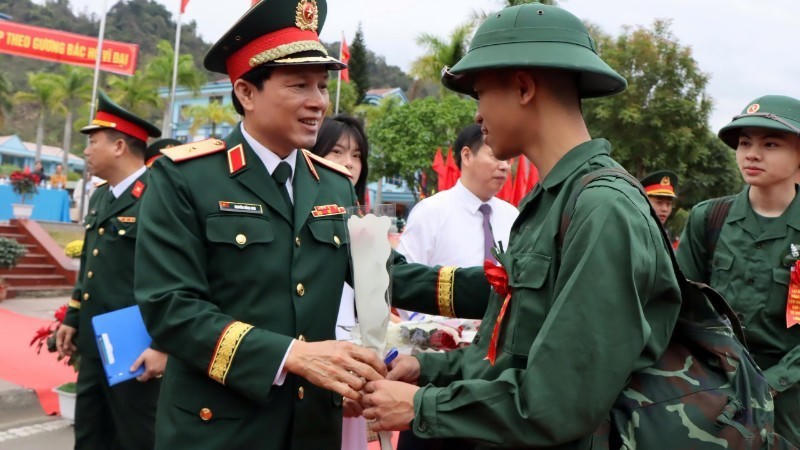 Lãnh đạo Quân khu 2 tặng hoa các tân binh trước khi lên đường làm nhiệm vụ. (Ảnh: BND).