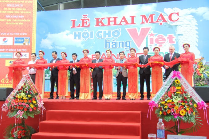 Lễ cắt băng khai mạc tạiHội chợ hàng Việt – Đà Nẵng 2016. Ảnh: Vân Trương