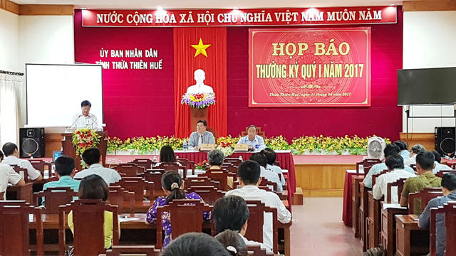 Cuộc họp báo thường kỳ quý I - 2017 tỉnh Thừa Thiên - Huế đã nói rõ kết quả xử lý vụ bổ nhiệm các anh em cột chèo cùng làm "quan" ở huyện A Lưới. (Ảnh: Dân trí)