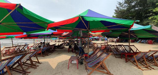 Một số chủ cửa hàng dịch vụ bãi biển cho biết, giá cả không hề tăng nhưng vẫn vắng khách.