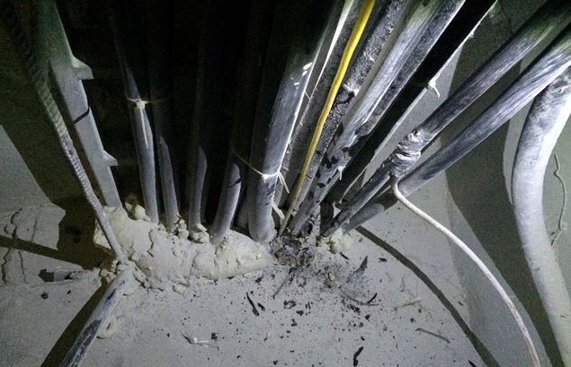 Hiện trường vụ cháy phòng kỹ thuật điện còn sót lại. Ảnh: Trần Nam