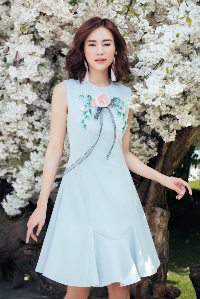 Có kiểu dáng và màu sắc tương tự như bộ thứ hai, song điểm khác biệt ở phần cổ áo giúp các quý cô yêu thích sự kín đáo có thể đặt niềm tin vào trang phục này.