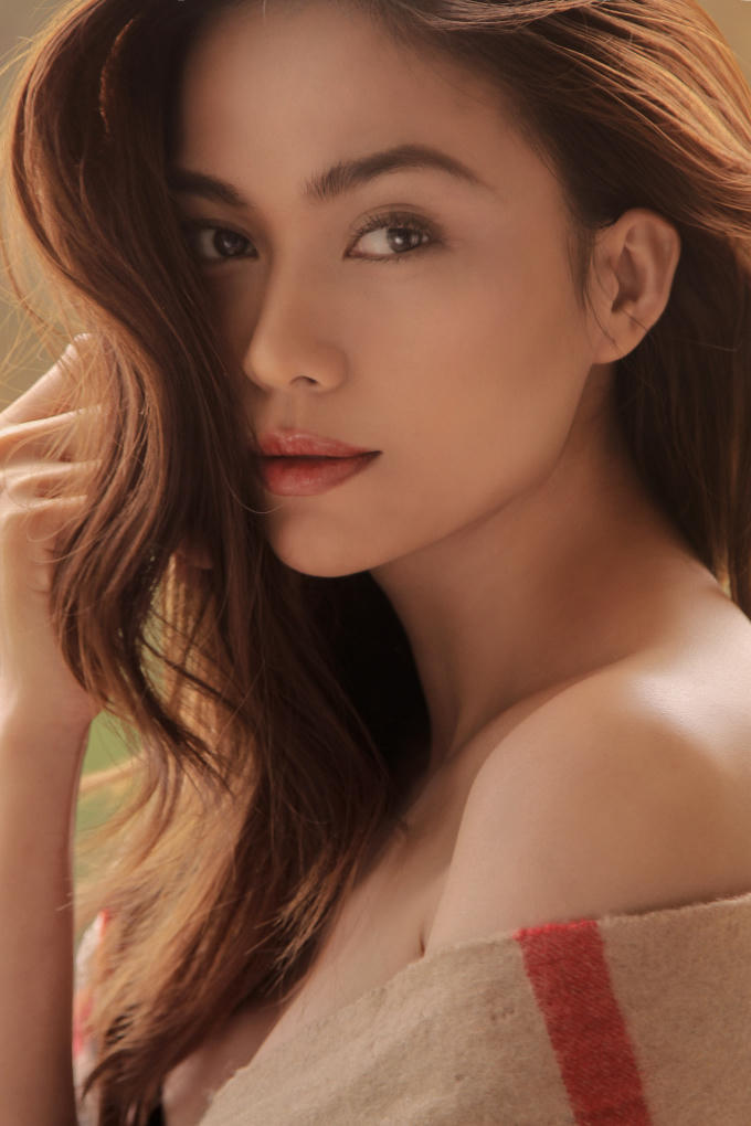 Cách đây hơn 1 năm, Mâu Thủy đăng ký tham gia Miss Universe Vietnam, chính thức ghi danh vào hành trình chinh phục vương miện cao quý. Được đánh giá là ứng viên vô cùng tiềm năng, Mâu Thủy bằng nỗ lực thay đổi bản thân cùng diện mạo nổi bật đã không làm khán giả thất vọng.