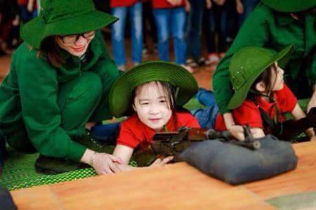 Những hình ảnh học sinh cầm súng được chia sẻ trên mạng xã hội.
