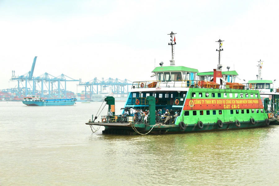 Mỗi ngày, hàng chục nghìn lượt người và xe vẫn qua sông bằng phà Cát Lái.