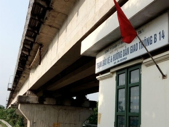 Thậm chí, treo ngay trước mặt của đơn vị quản lý, tình trạng "sống chết mặc bay" này có lẽ đã tồn được khá lâu.