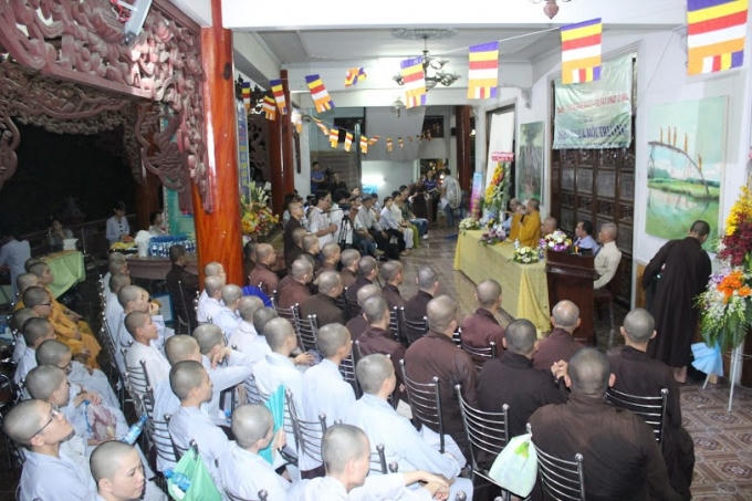 Toàn cảnh lễ khai mạc triễn lãm tranh, tượng và cổ vật phật giáo.