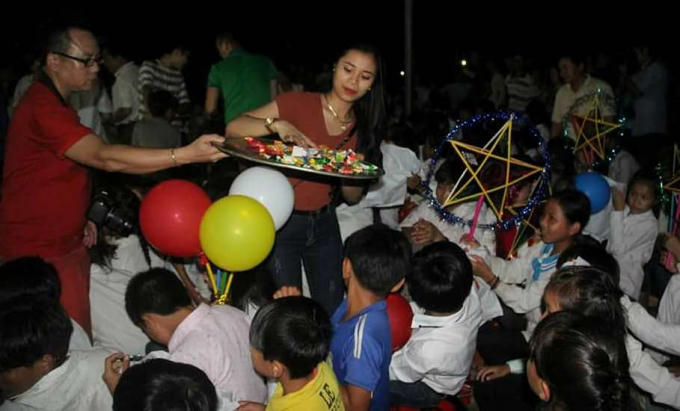 Các thành viên Câu lạc bộ Báo chí phát quà đến học sinh Hữu Khuông trong chương trình.