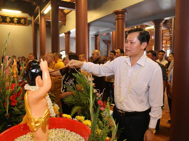 Tắm cho Phật.