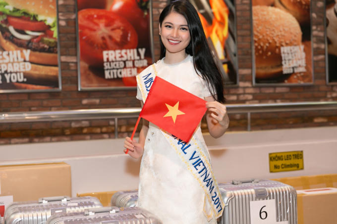 Cả đại gia đ&igrave;nh ra tiễn Thuỳ Dung l&ecirc;n đường dự thi Miss International