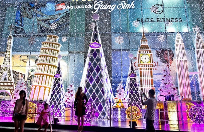 Nhiều bạn trẻ check - in trong ánh đèn lung linh ở Vincom Bà Triệu.