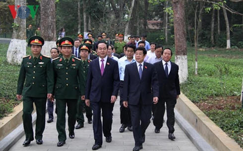 Chủ tịch nước Trần Đại Quang tới thăm, dâng hương tại Khu di tích Chủ tịch Hồ Chí Minh.