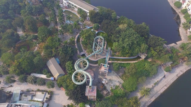 Công viên Tuổi Trẻ nằm ở vị trí đắc địa giữa quận Hai Bà Trưng (Hà Nội), trong đó có khu công viên nước được xây dựng hoành tráng với hệ thống ống trượt nước khổng lồ, hồ tạo sóng, bể bơi, bể vầy... Từng được kỳ vọng là điểm vui chơi quan trọng phục vụ người dân Thủ đô thế nhưng nhiều năm nay, khu công viên nước này