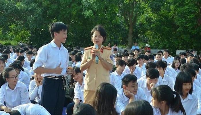 Công an TP Hải Phòng tuyên truyền Luật Giao thông cho các em học sinh.