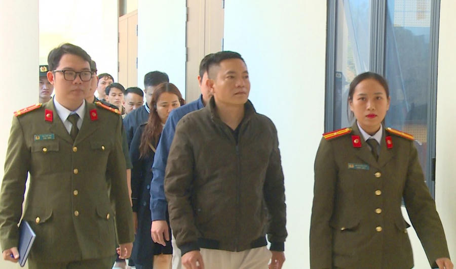 Hoàng Văn Toàn (ở giữa) cùng nhiều đồng phạm bị bắt giữ. (Ảnh: Công an tỉnh Thanh Hóa)