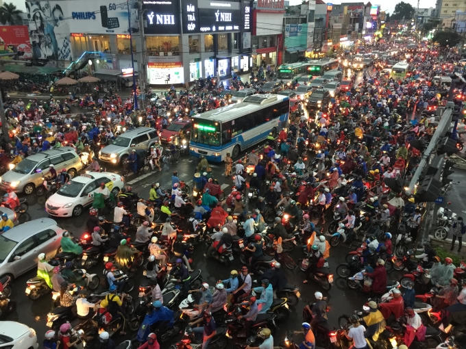 Dù Ngã tư Thủ Đức có đèn tín hiệu và cầu vượt thép, nhưng do phương tiện quá nhiều, đồng thời người tham gia giao thông tranh giành, luồn lách, không ai nhường ai để cố thoát khỏi kẹt xe và lo sợ mưa lớn đường ngập nước khiến cảnh ùn tắc càng thêm tồi tệ.