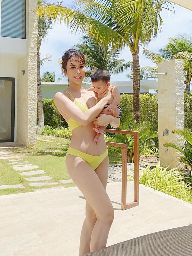 Cô diện bikini hai mảnh màu vàng nổi bật, khoe eo thon, chân dài.