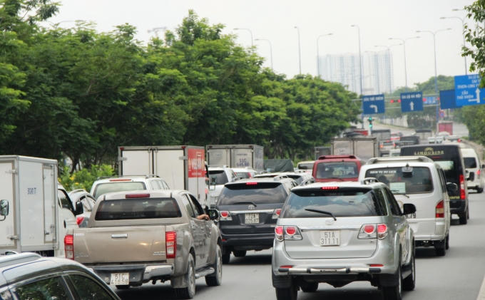 Giao thông ùn ứ trên đường Mai Chí Thọ.
