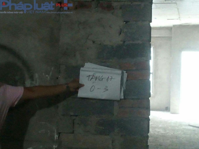 Theo khách hàng thì căn 03 tầng 17 là một trong những căn hộ mà chủ đầu tư đã biến các ô thoáng từ thiết kế ban đầu được duyệt trở thành căn hộ để bán. Không chỉ vậy, các căn ô số 03 tầng 18; tầng 20 ô số 01 cũng nằm trong danh sách hạng mục vi phạm.