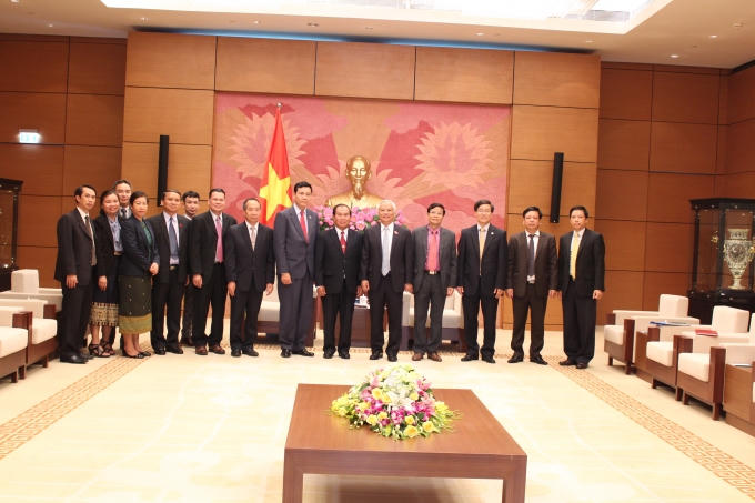 Đoàn công tác Bộ Tư pháp Lào chụp ảnh lưu niệm cùng Phó chủ tịch Quốc hội.