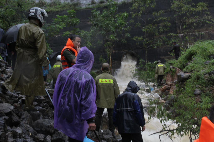 Lực lượng chức năng và Công an huyện Vân Hồ đang tìm kiếm hai người bị lũ cuốn trôi tại Km 152 QL6.