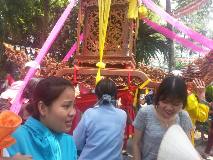 Những nụ cười mãn nguyện khi được luồn qua kiệu.