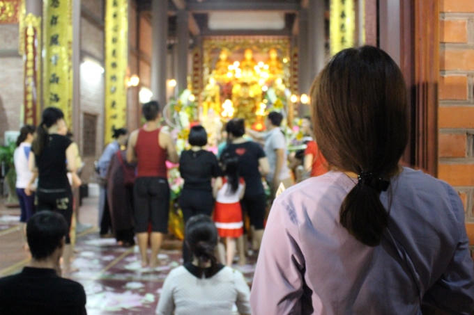 Mọi người cầu an cho gia đình, cầu siêu cho những người đã mất và cả những lời khấn nguyện về tình yêu đôi lứa.
