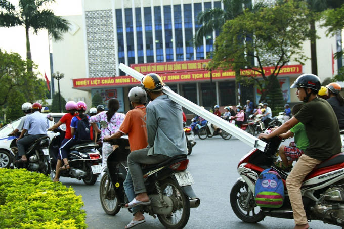 Vác những thanh sắt sắc bén lưu thông trên đường đông người.