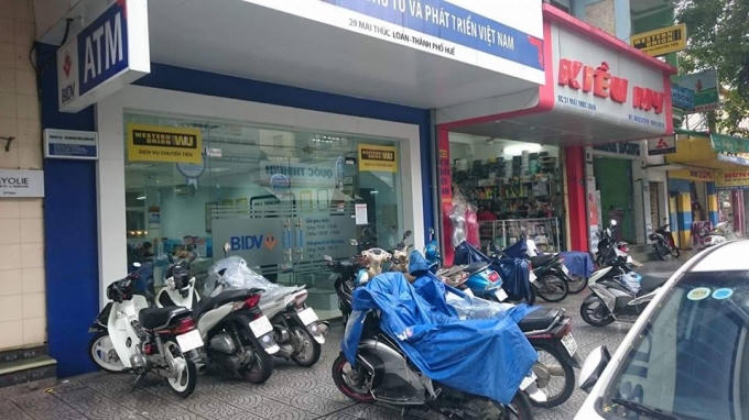 Bên ngoài Ngân hàng sáng nay 7/12. (Ảnh: Đăng Hậu)