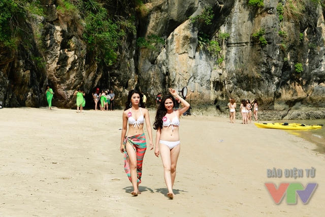 Trong lúc nghỉ giải lao, những người đẹp tranh thủ thăm thú và khám phá vẻ đẹp của đảo Bàn Chân.
