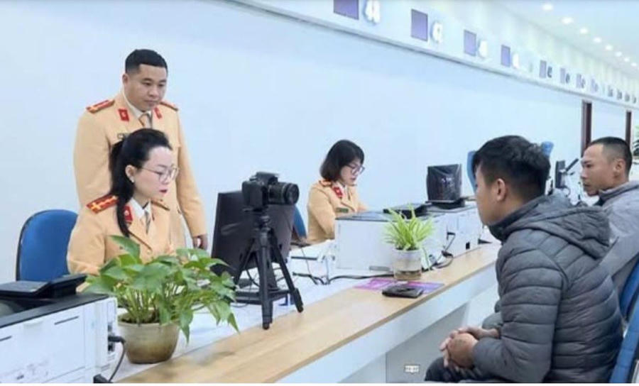 Người dân đến Trung tâm Phục vụ hành chính công tỉnh Quảng Ninh để xin đổi, cấp lại GPLX.