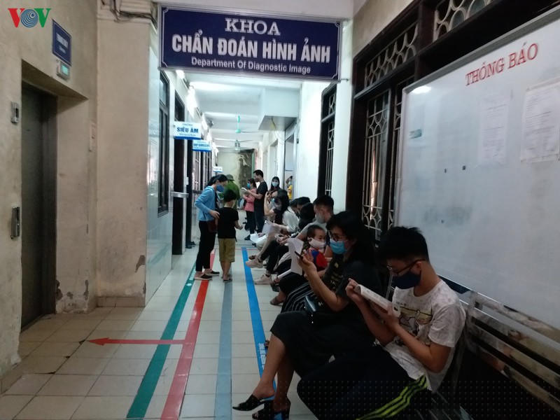 anh: nguoi dan chen chuc den kham tai cac benh vien o ha noi sau cach ly hinh 9