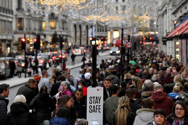 Người mua sắm chật kín trên đường phố London, Anh ngày 20/11 (Ảnh: Reuters).