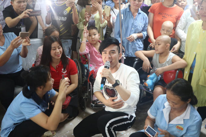 Đan Trường xúc động hát phục vụ bệnh nhân ung thư