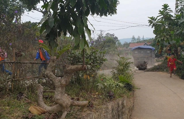 Trẻ em chạy tán loạn mỗi khi thấy xe chở than đi qua.