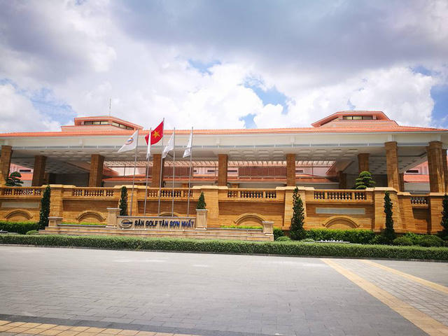 Từ cổng sân golf đi vào một đoạn sẽ thấy tòa nhà hoành tráng nằm phía bên phải. Tòa nhà này được xây dựng theo phong cách bán cổ điển với diện tích lên tới 12.700 m2.(Ảnh: Nguyễn Quang)